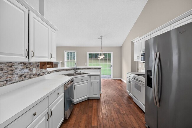 Building Photo - 390 Silverthorn Dr