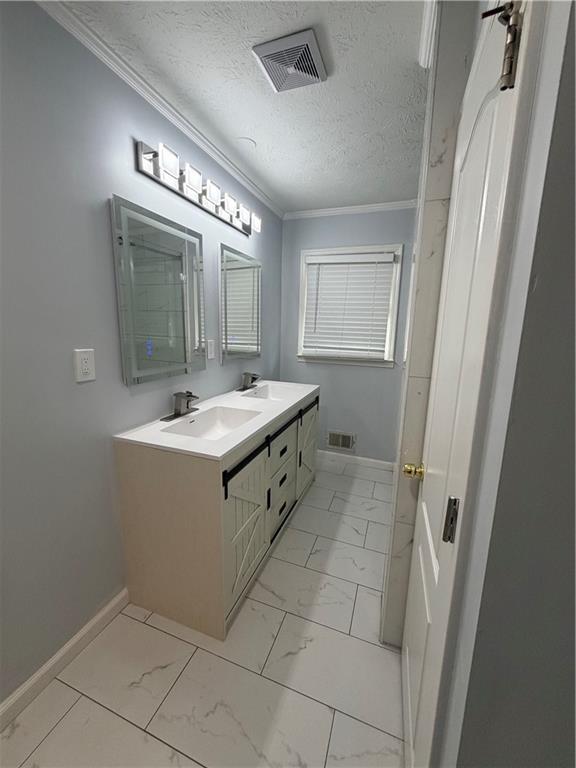 Building Photo - 3336 Camelot Dr NE