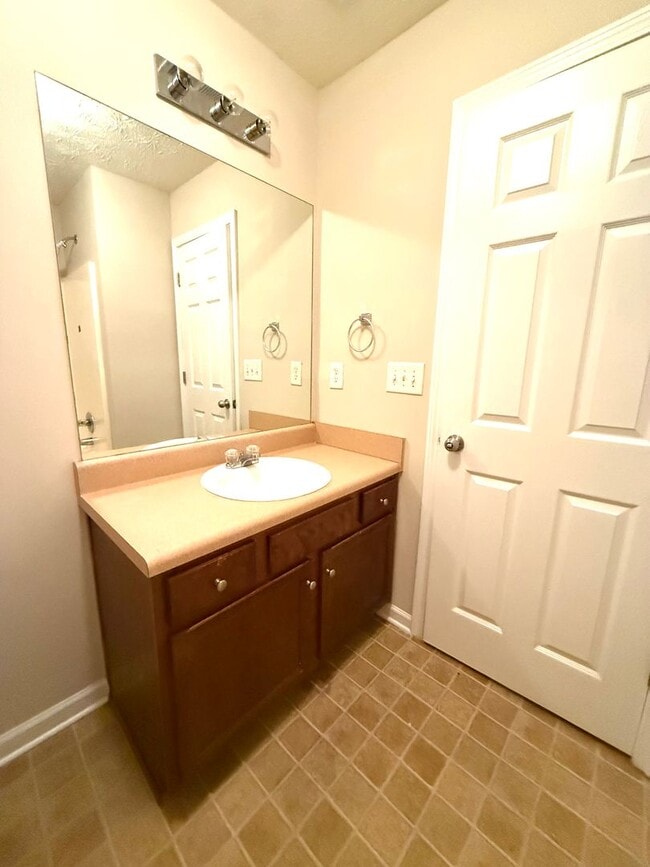 Building Photo - Welcome to this charming 3 bedroom, 2.5 ba...