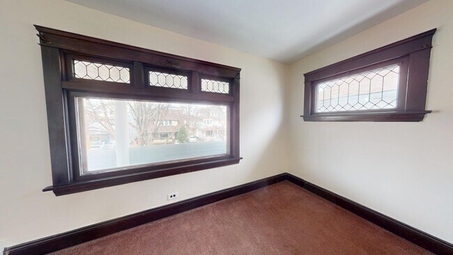 Building Photo - 2 bedroom/1 bath (upper unit)- 1ST MONTH FREE IF LEASE SIGNED BY 10/15