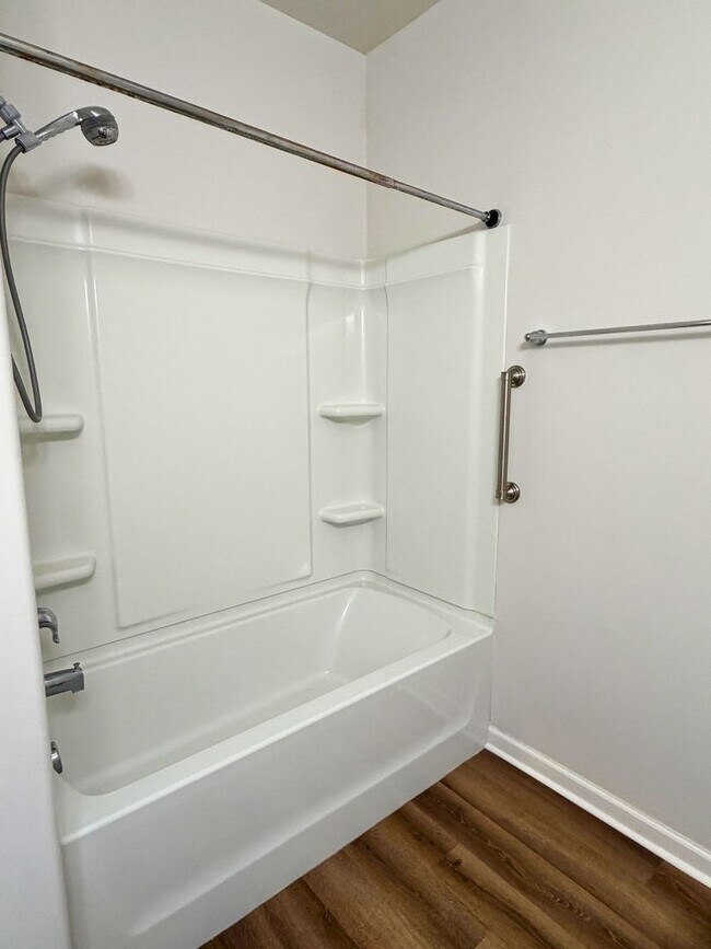 Building Photo - Spacious 5-bedroom, 3-bath home featuring two additional flex rooms!