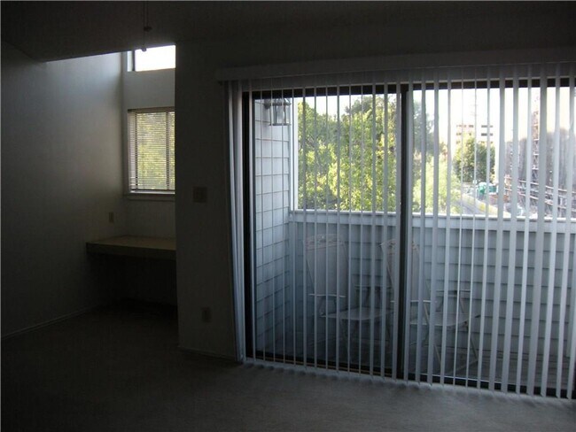 Building Photo - Gables 11 - 2 Bed - 1 1/2 Bath - 2 Car Personal Garage