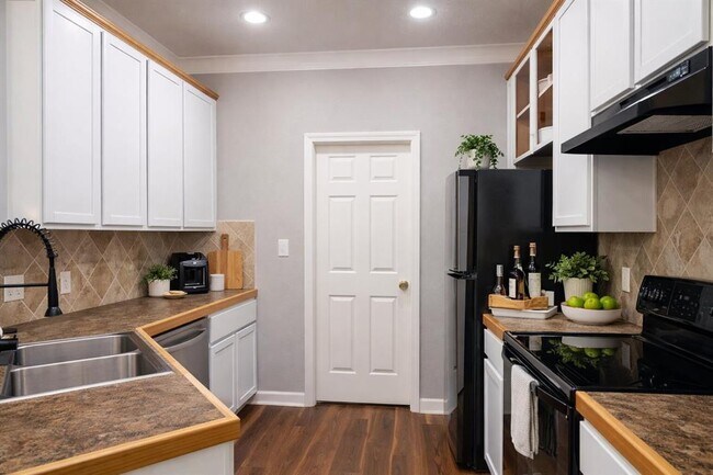 Building Photo - 2632 Century Park Blvd