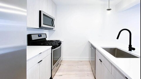 Building Photo - 1336 W Bryn Mawr Ave