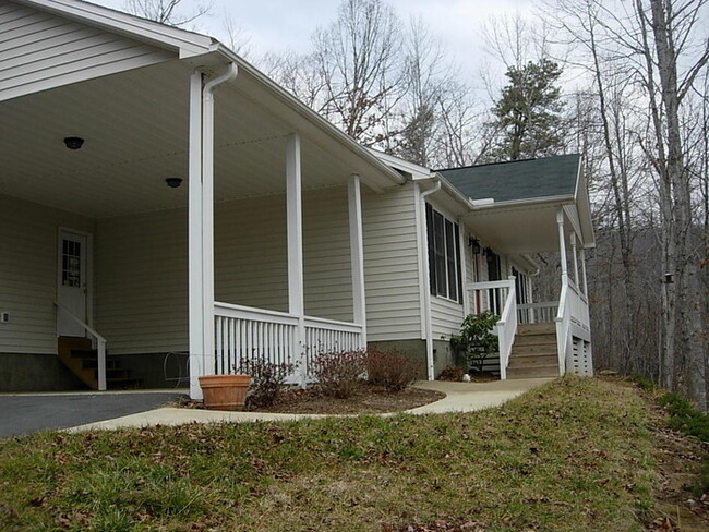 Building Photo - Rocky Creek Cottage