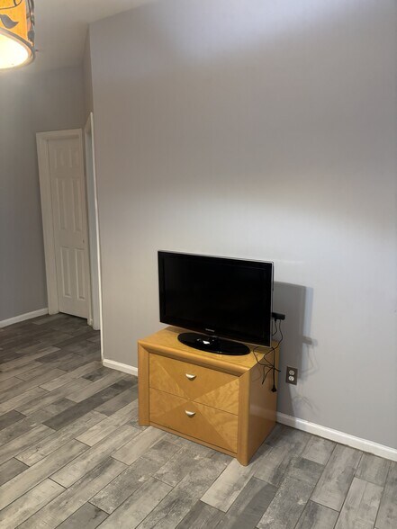 Building Photo - 559 Woodlawn Ave NW