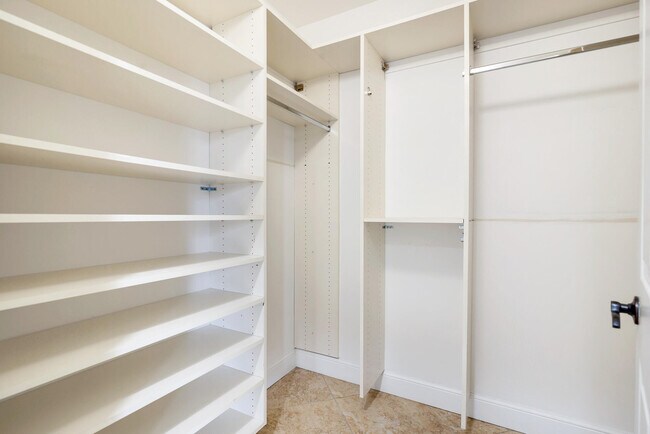 Building Photo - 3960 N Flagler Dr