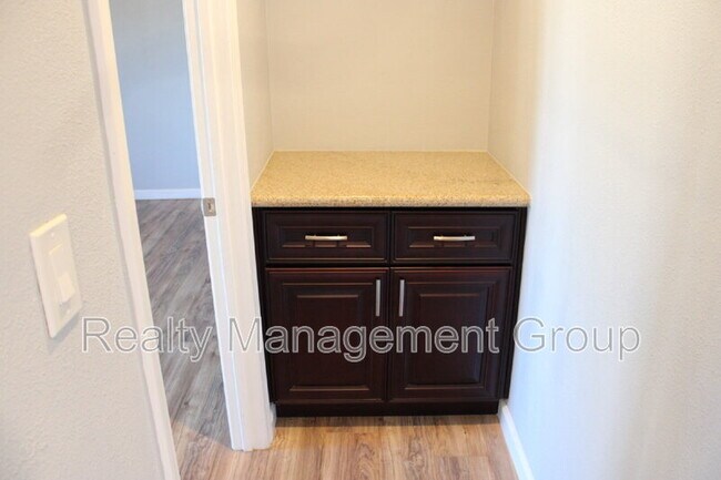 Building Photo - 552 Canyon Dr