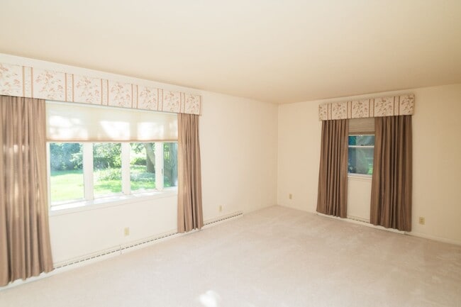 Building Photo - 3 bed 2 bath home in Valparaiso