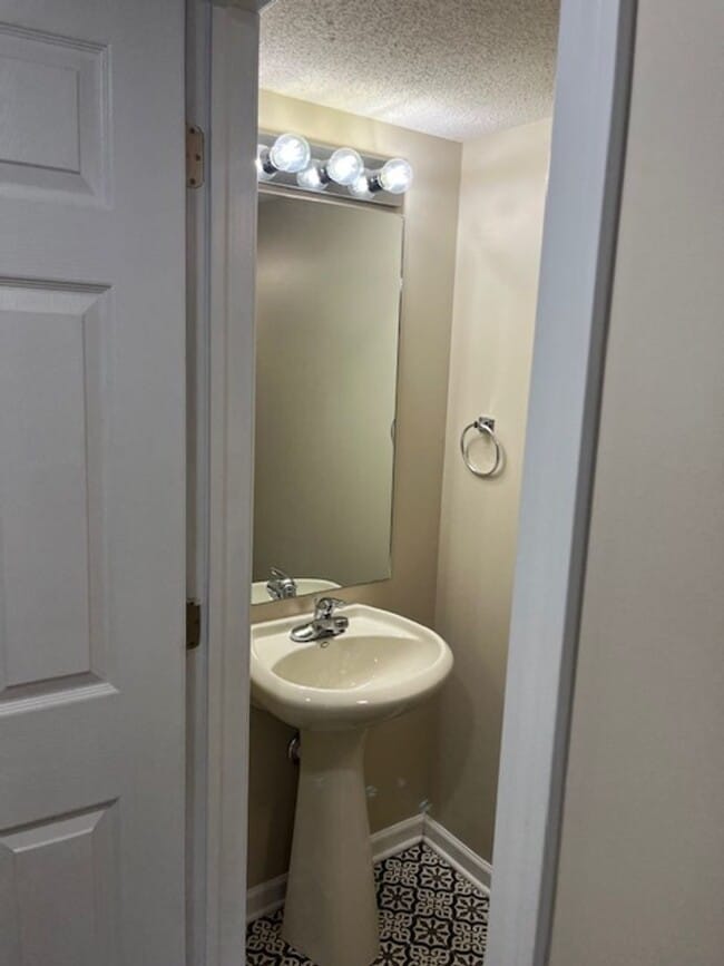Building Photo - 2 bedroom, 1.5 bath Townhouse: Oaklawn Park!
