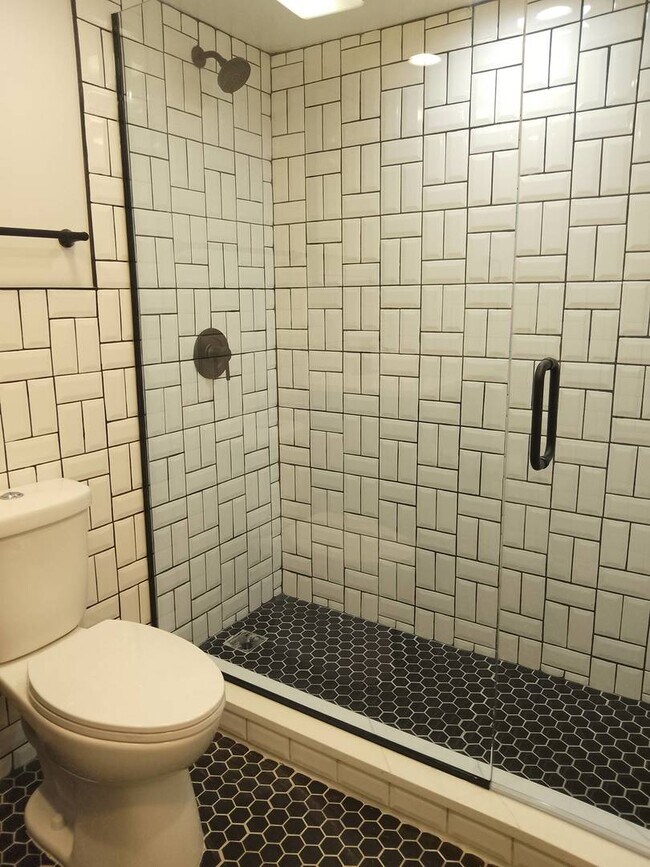 Building Photo - 722 W 59th St