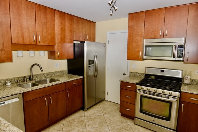 Building Photo - 1047 Auburn Ln
