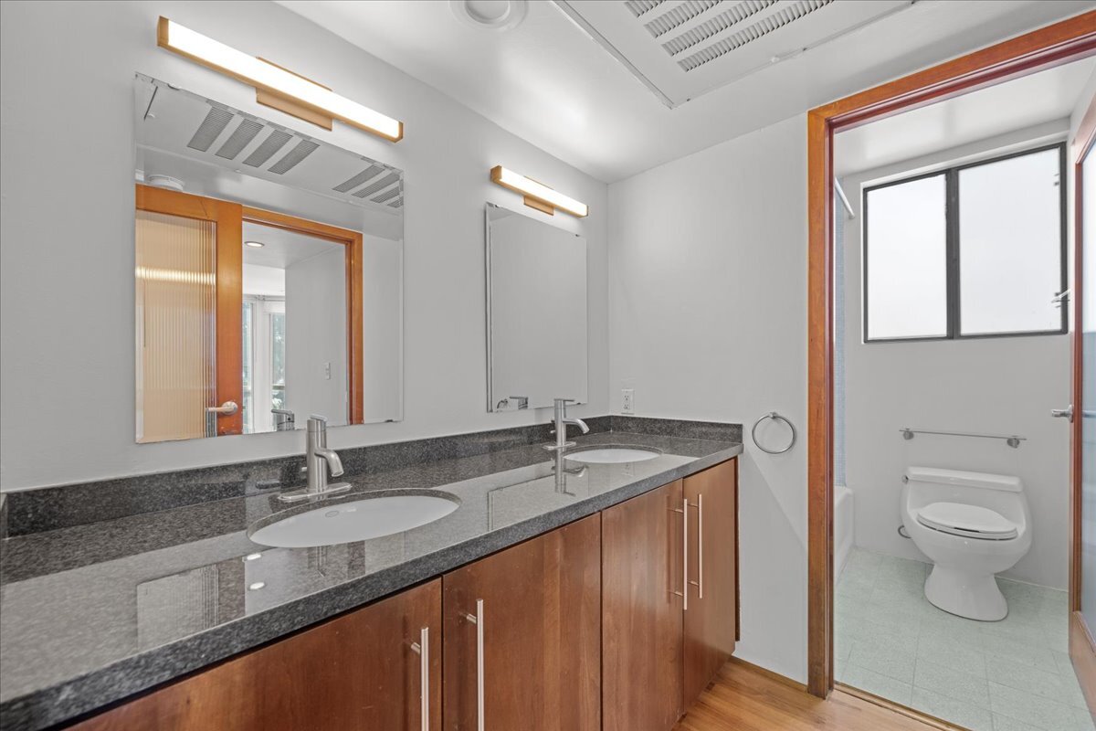 Building Photo - 8530 Holloway Dr