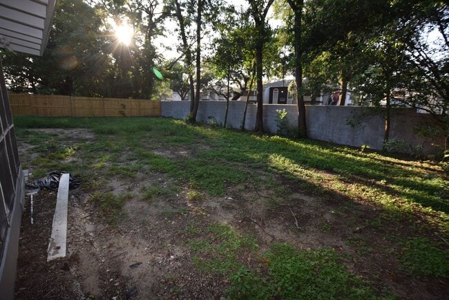 Building Photo - 2637 Healy Dr