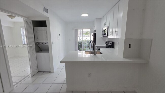 Building Photo - 2575 SW 27th Ave