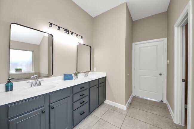 Building Photo - 8226 Stratford Canyon Dr