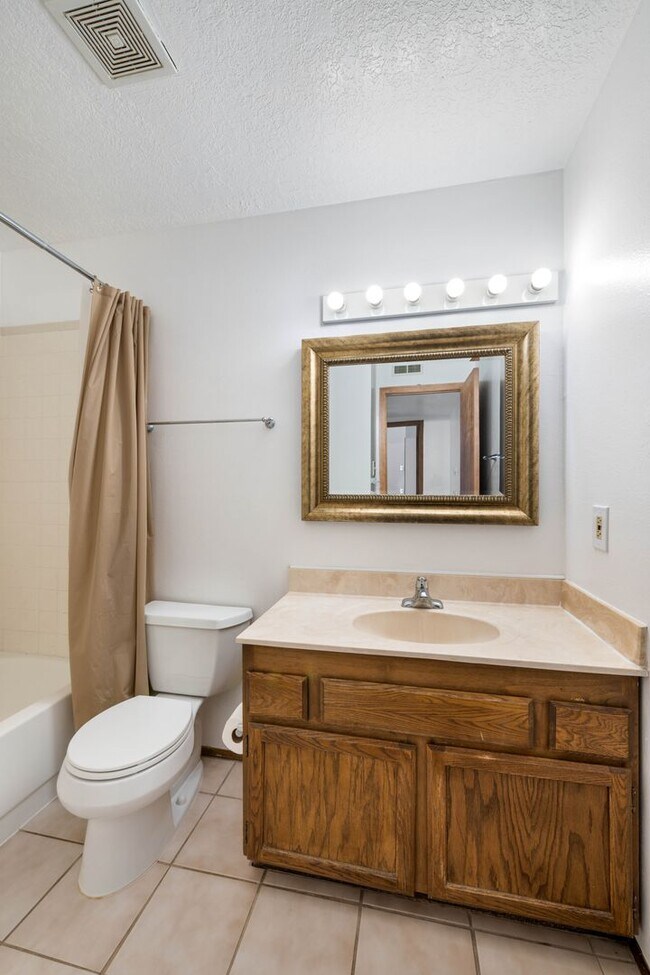 Building Photo - NEW MOVE-IN SPECIAL! Snug Hillside Ave. Ap...