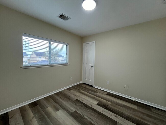 Building Photo - 20702 Settlers Lake Cir N