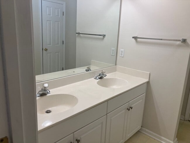 Building Photo - 3BR / 2.5BA @ Westbury Park