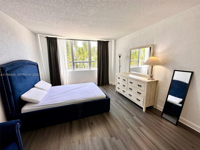 Building Photo - 1500 Bay Rd