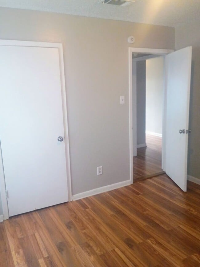 Building Photo - Updated 3/2 Home with 2-Car Garage + Air-Conditioned Workshop!