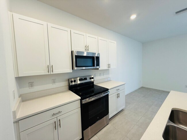 Building Photo - Townhome in The Townhomes of River Landing