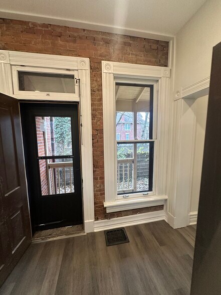 Building Photo - 81 Warren St