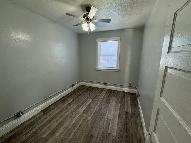 Building Photo - Spacious 2-Bedroom Apartment in Davenport’s Hilltop District – Walk to St. Ambrose & Palmer!