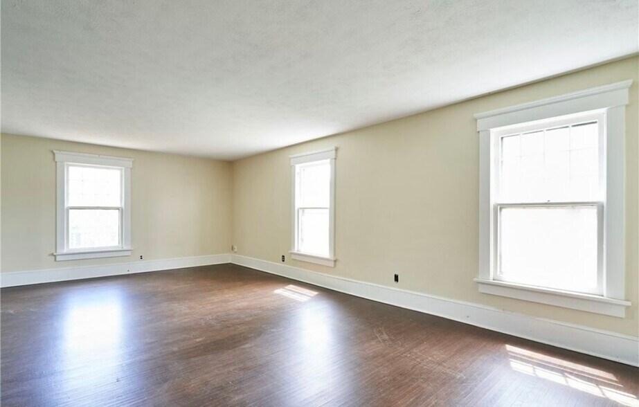 Building Photo - 1725 Woodland Ave NW