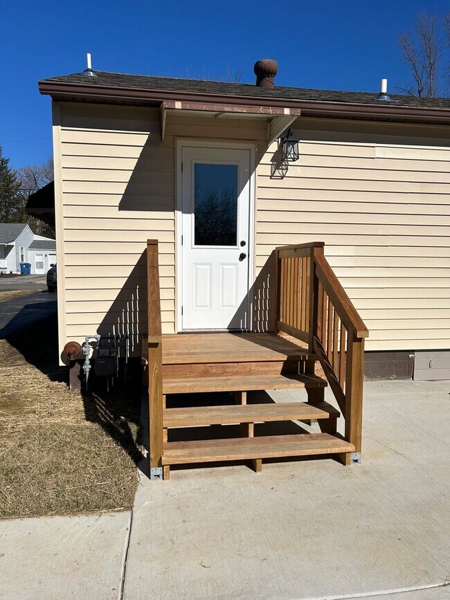 Building Photo - 400 Meadow Ln