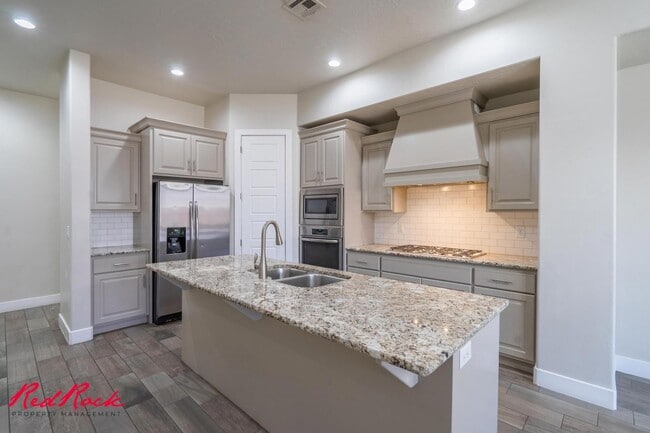 Building Photo - Pet Friendly 4 Bedroom Home! Internet Incl...