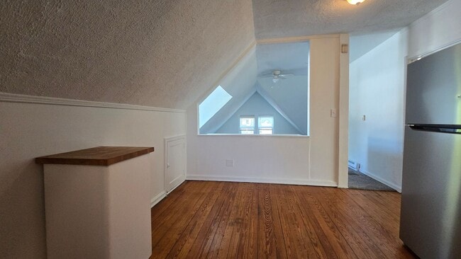 Building Photo - 2047 Lawrence Ave