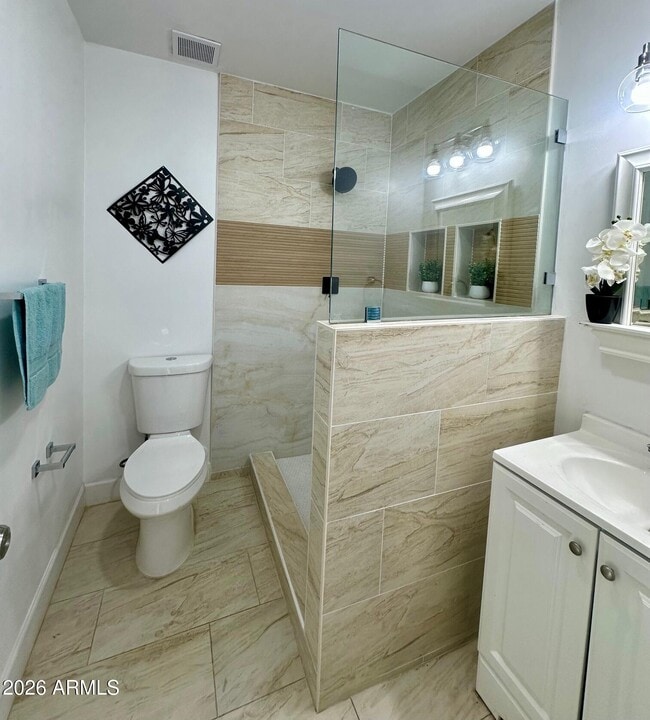 Building Photo - 3125 E Oak St