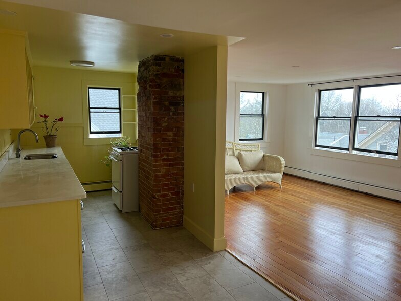 Building Photo - 31 Pleasant St