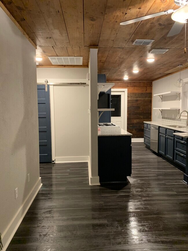 Building Photo - 602 Dallas St