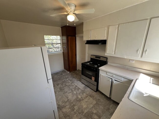 Building Photo - 2-Bedroom 1-Bath Home on Sunshine Rd!