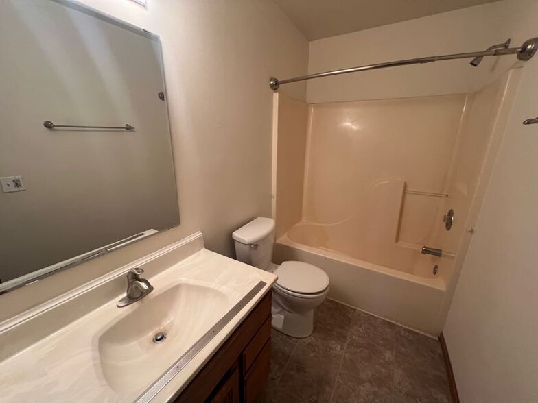 Building Photo - 910 N Clover Ln