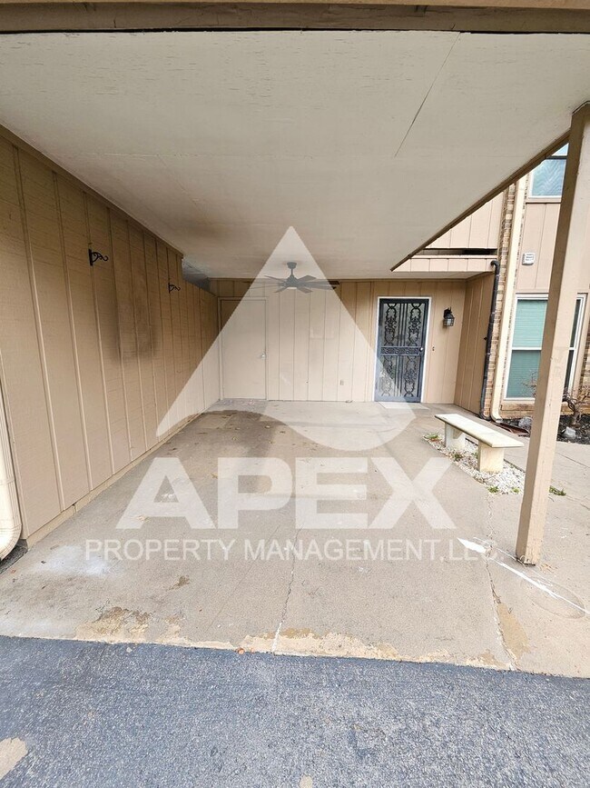 Building Photo - Spacious 3 Bd 2.5 Ba Condo w/Carport in heart of West Knox!