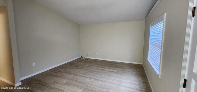 Building Photo - 833 Cronin Ave