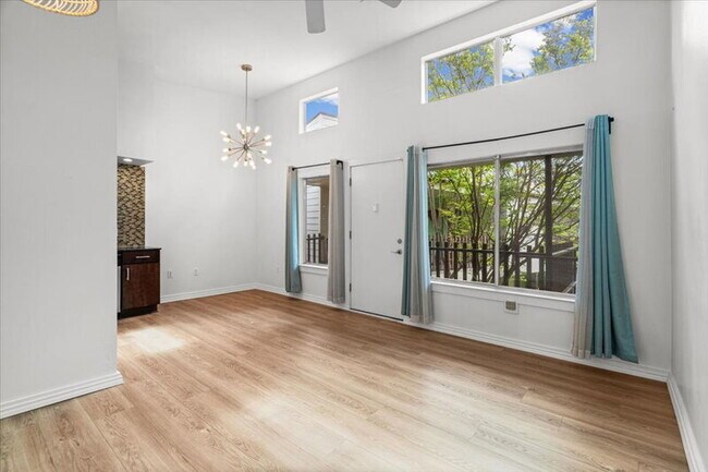 Building Photo - 2200 Dickson Dr