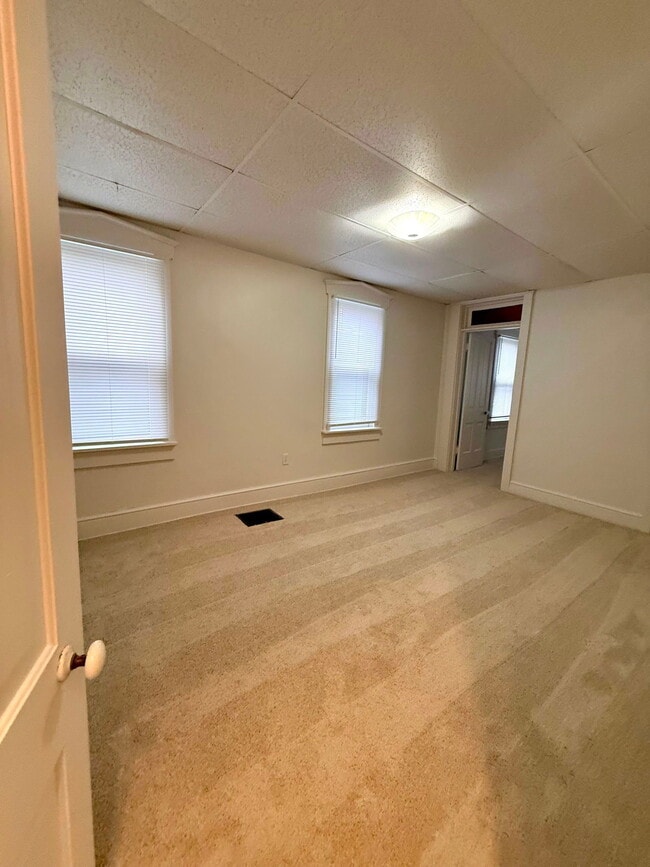 Building Photo - 144 E Main St