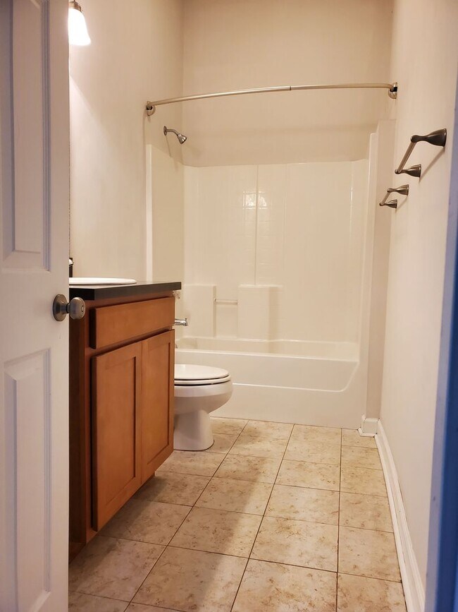 Building Photo - Newly Renovated 2B Apartment just Blocks f...