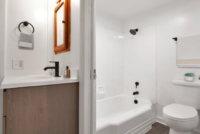 Building Photo - 401 Hylewood Ave