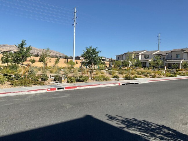 Building Photo - 3-bedroom townhome, 2cg, gated community