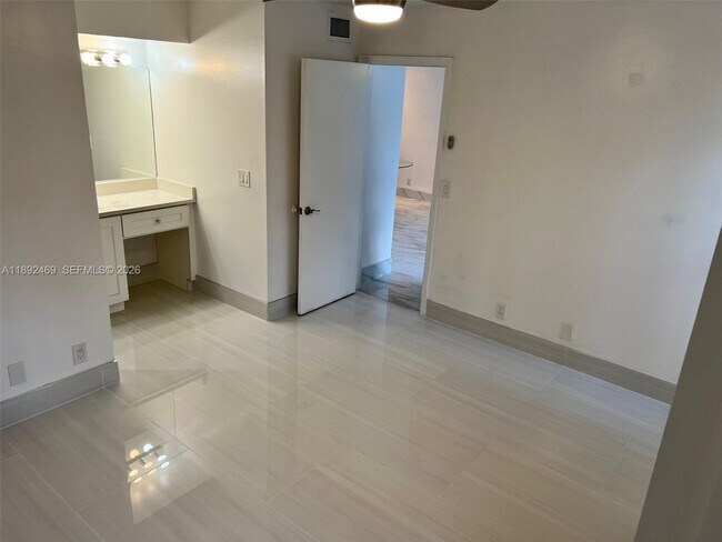 Building Photo - 10181 Twin Lakes Dr