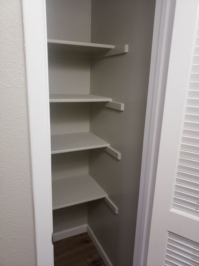 Building Photo - Renovated 2 bed / 1 bath with washer/dryer...