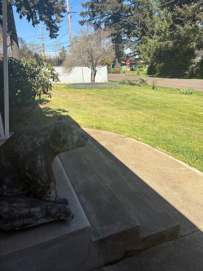 Building Photo - 3 bedrooms, 2 Baths Ranch Home with Large, Fenced Yard in the River Crest Neighborhood!