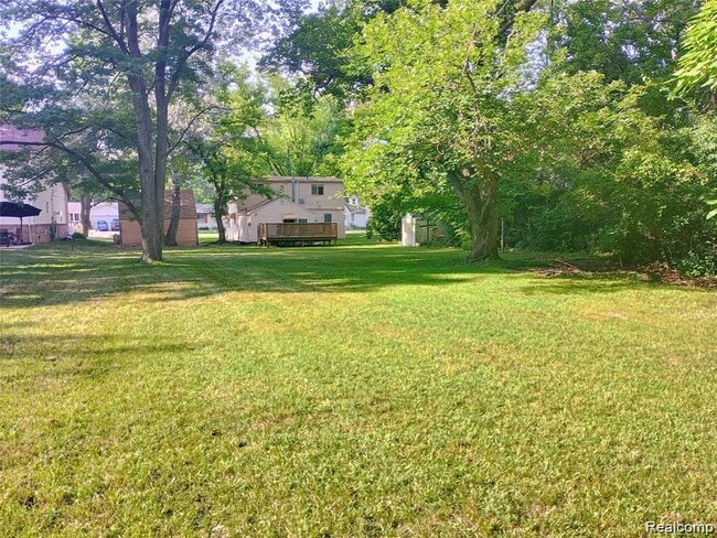 Building Photo - 19241 Melrose Ave
