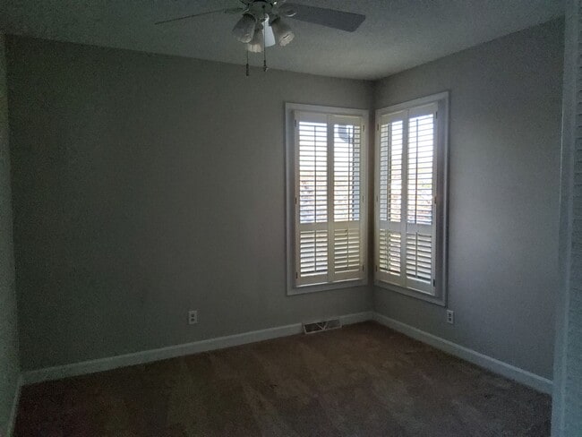 Building Photo - Forest Oaks on Country Club Road!