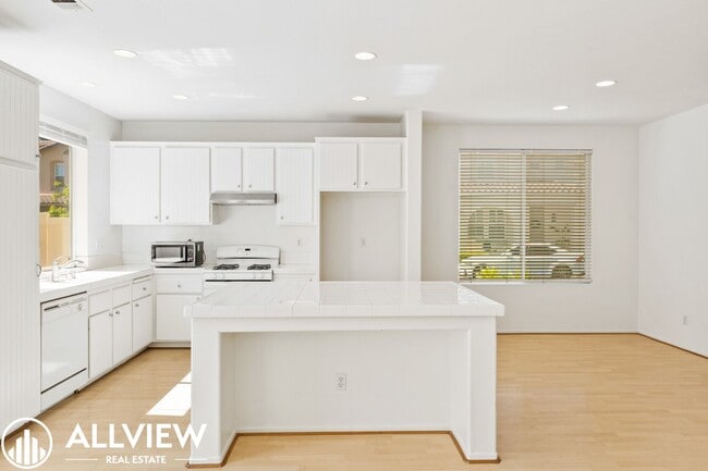 Building Photo - Bright & Spacious 3-Bedroom 2.5 Bath Home in Gated Oak Creek Community